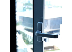 Que faire lorsque les poignées de porte et de fenêtre se desserrent ? Des solutions simples pour une résolution rapide !