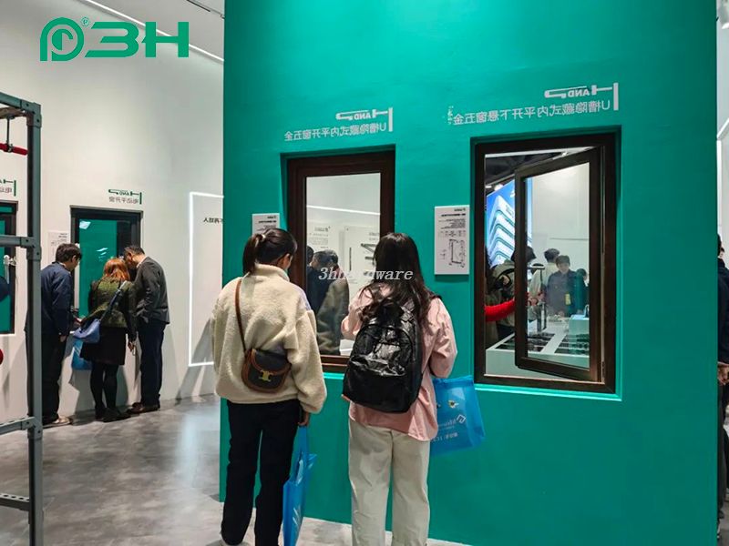 expo de quincaillerie pour fen&ecirc;tres 55