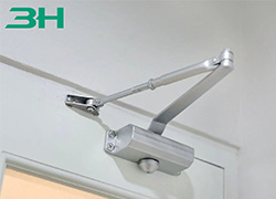 Quelles sont les exigences standard pour les composants matériels des portes coupe-feu techniques ?